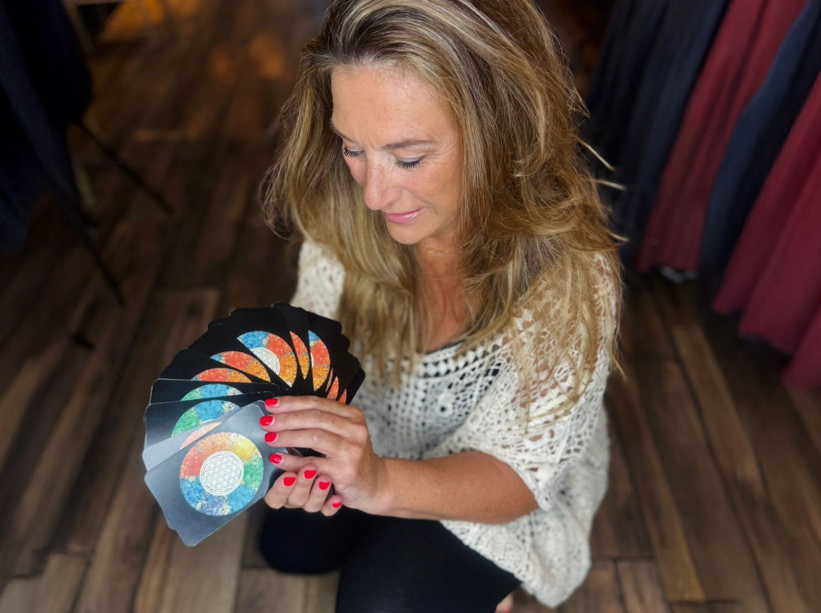 Carine avec les cartes de l’oracle des couleurs